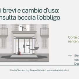 Palazzo residenziale con valigia davanti all'ingresso, a illustrare la sentenza della Consulta su affitti brevi e cambio di destinazione d'uso