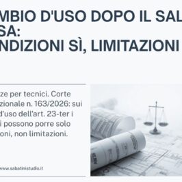 Tavole di progetto arrotolate e bilancia della giustizia, a illustrare la sentenza sul cambio di destinazione d'uso dopo il Salva Casa