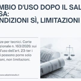 Tavole di progetto arrotolate e bilancia della giustizia, a illustrare la sentenza sul cambio di destinazione d'uso dopo il Salva Casa