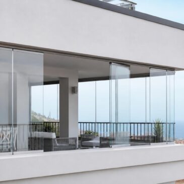 Posso chiudere il balcone con vetrate senza permesso? Regole VEPA, limiti ed errori