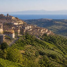 Paesaggio collinare abruzzese con borgo e costa, per un articolo sulla classificazione sismica in provincia di Chieti