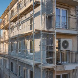 Condominio con ponteggi e cappotto termico in corso, lavori di efficienza legati alla direttiva Case Green
