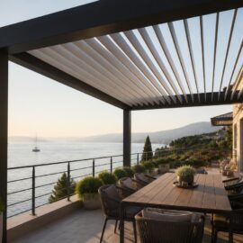 Pergola bioclimatica con lamelle orientabili su un terrazzo: quando serve un permesso per il pergolato
