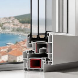 Sezione di un serramento con vetrocamera basso emissivo: un esempio di vetri per finestre ad alta efficienza con vista sulla costa